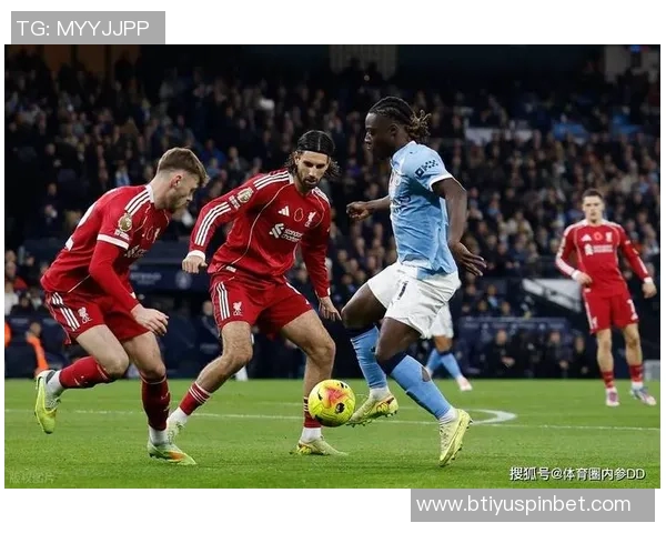 詹俊现场解说曼城对阵利物浦社媒晒照展现紧张氛围与激情时刻