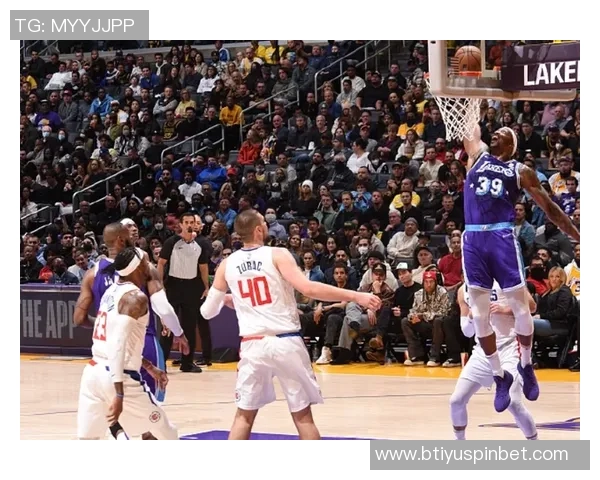 科塔全场拼搏表现出色16投7中贡献14分9板3助并抢下6个前场板