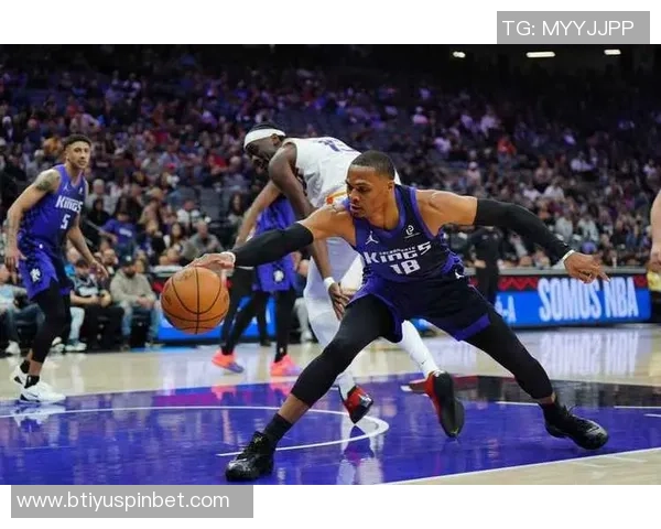 布克称赞吉莱斯皮影响力显著威少防守表现出色训练刻苦